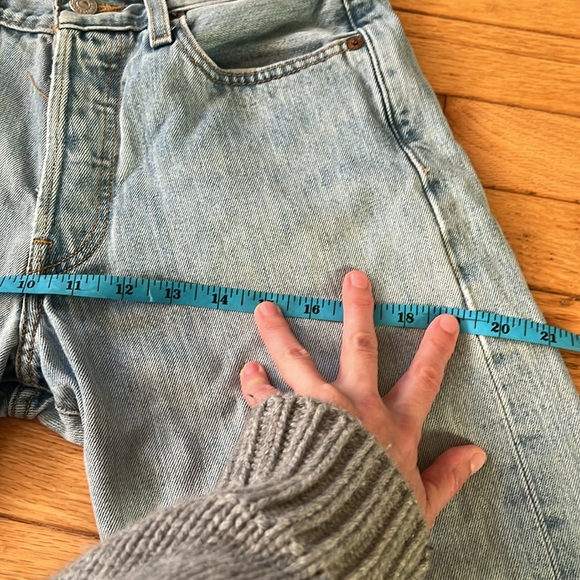 2000s Light Wash Levi’s 501s - Picture 8 of 10